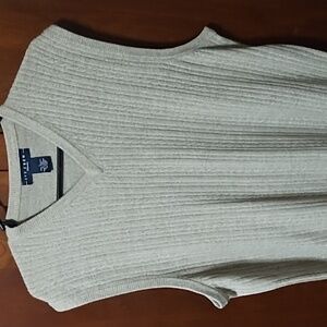 V- neck sleeveless sweater